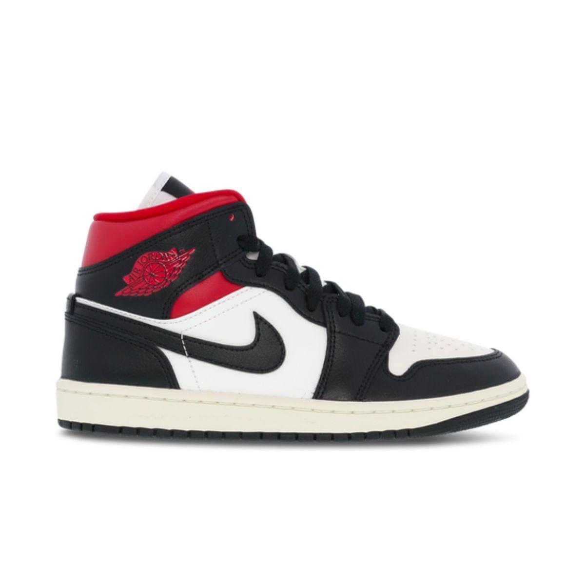 Jordan 1 sneakers with Black replacement laces by Kicks Shoelaces